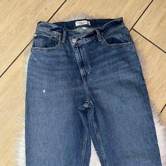 Abercrombie & Fitch The 90’s Straight Ultra High Rise Asymmetrical Jeans - Picture 7 of 11